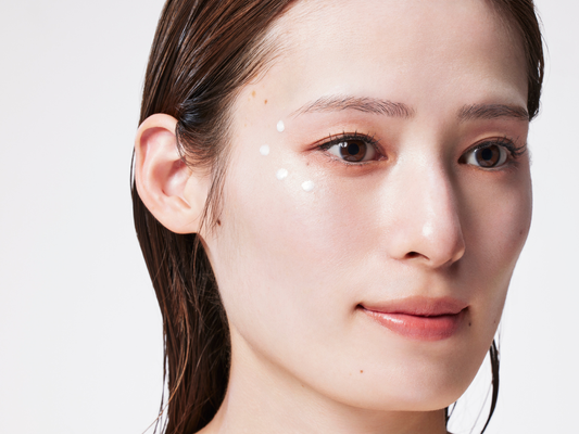 美容液リキッドハイライトの使い方｜大人の水光ツヤ肌の作り方　［人気ヘア＆メイクが指南］