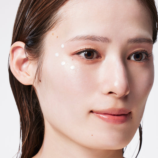 美容液リキッドハイライト、リキッドハイライト、ハイライト、モデルがテクスチャーを頬にのせる