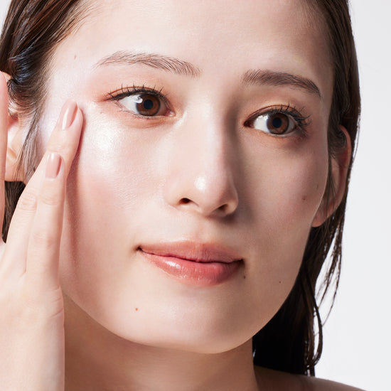 美容液リキッドハイライト、リキッドハイライト、ハイライト、モデルがメイクする様子