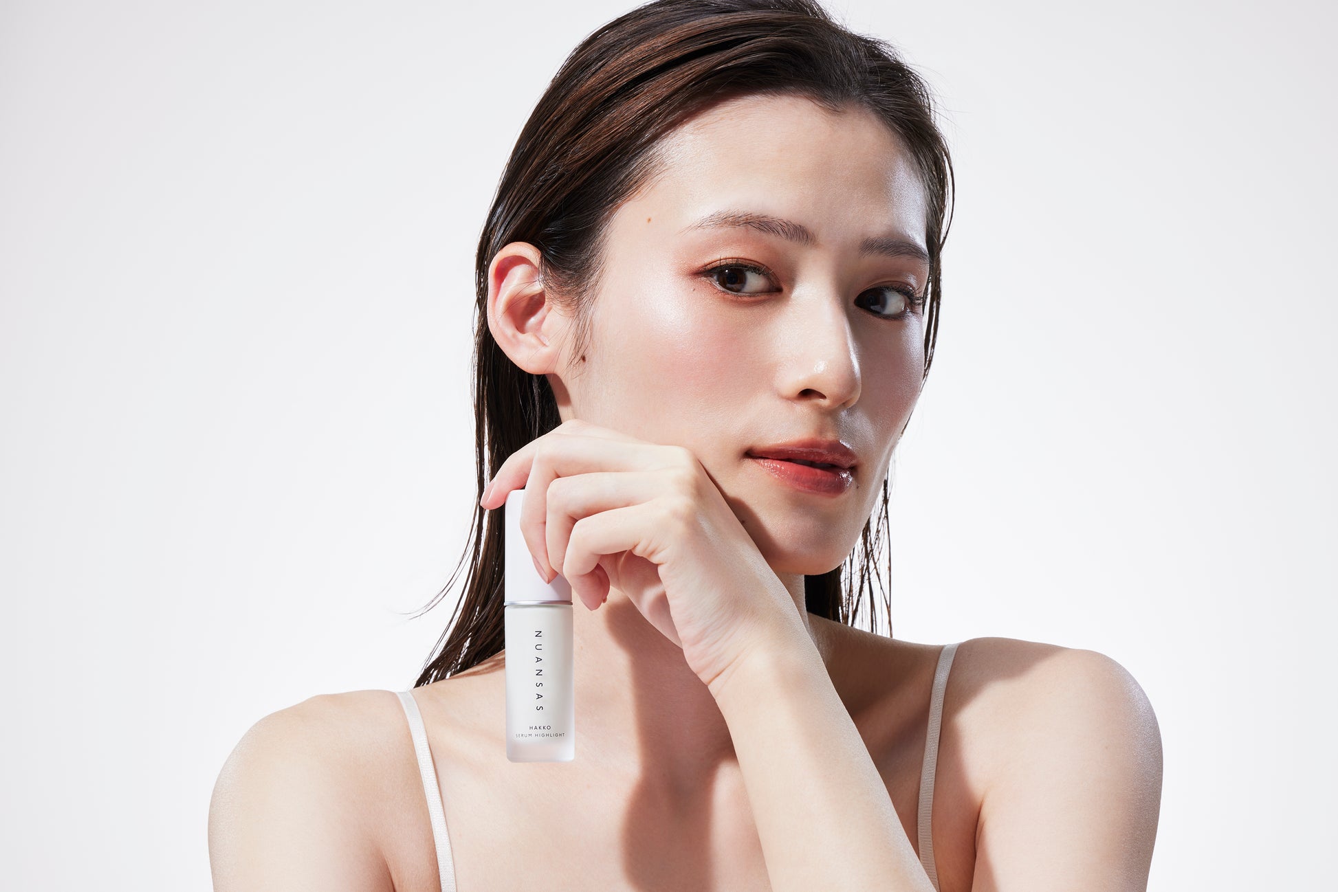 美容液リキッドハイライト、リキッドハイライト、ハイライト、モデルが商品を持つ